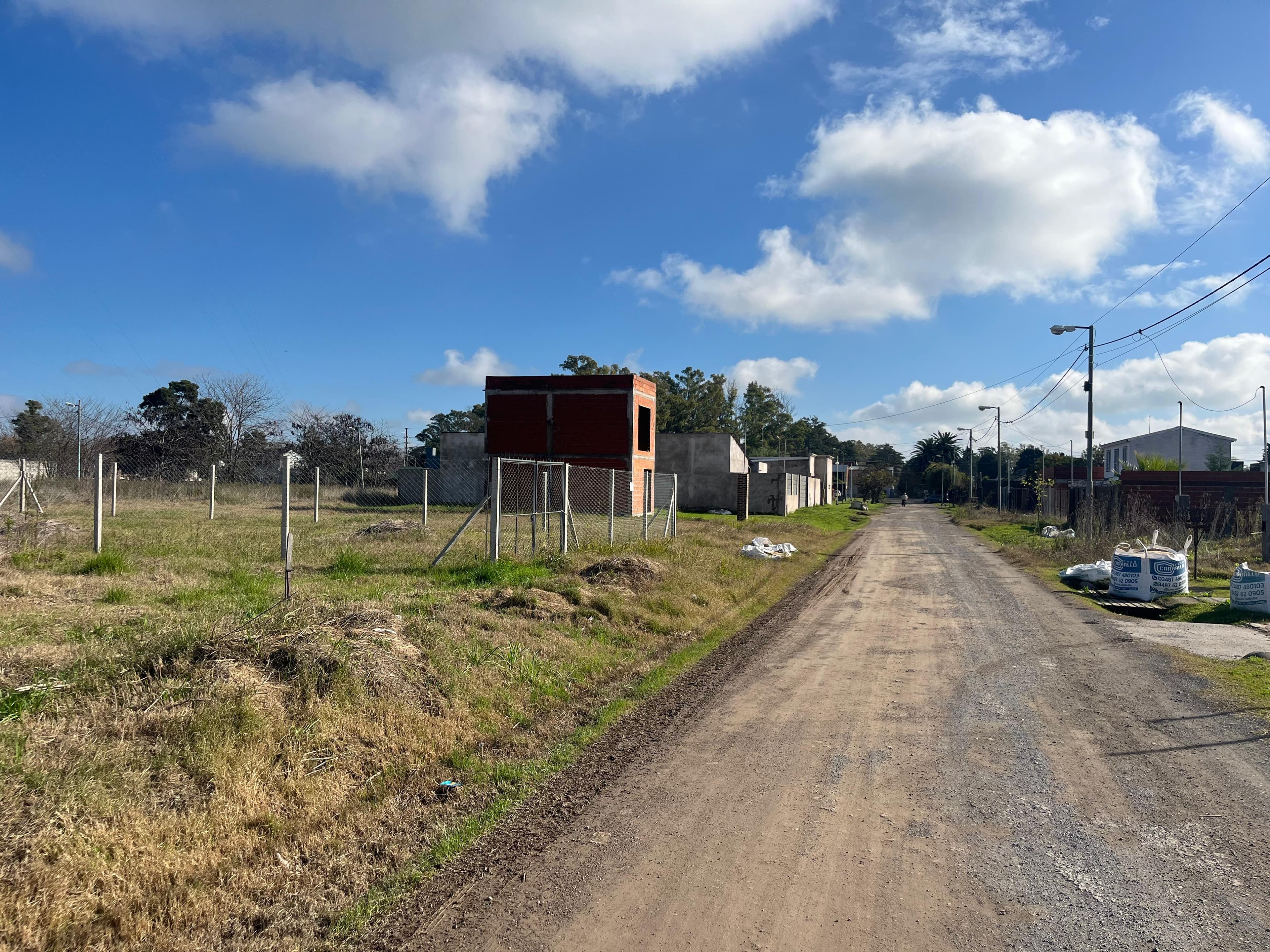 Lote con avance de obra - Todos los servicios - Barrio Cervecero, Lima, Zarate